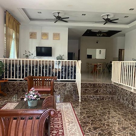 Leissa Homestay Ayer Hitam Exterior foto