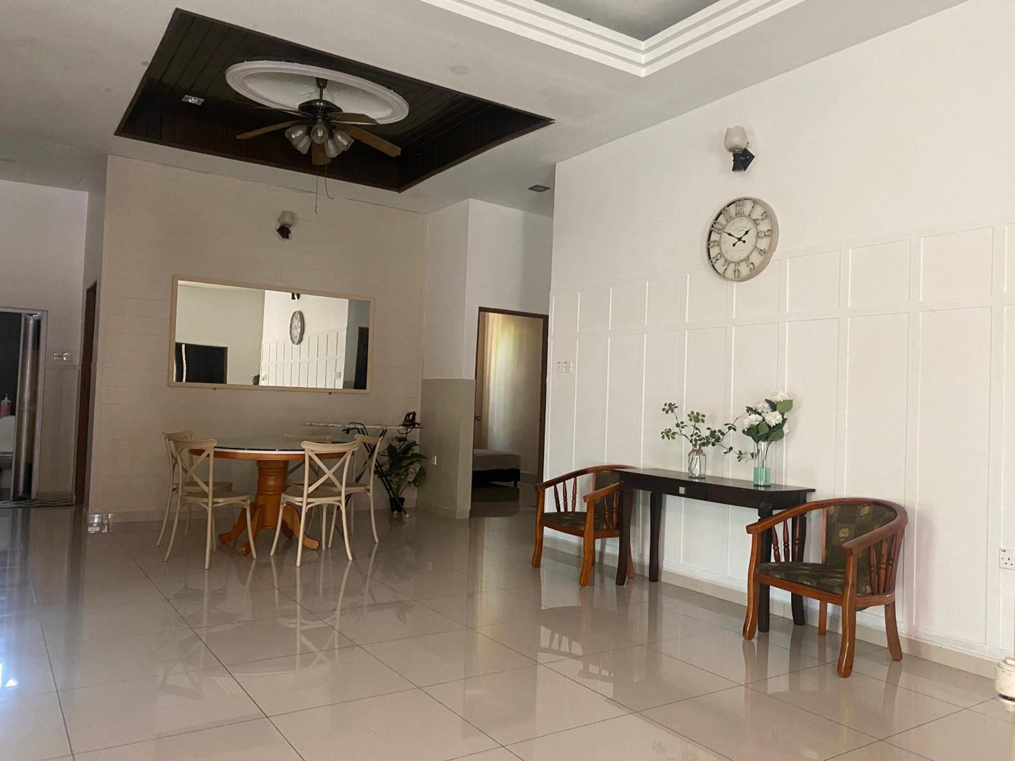 Leissa Homestay Ayer Hitam Exterior foto